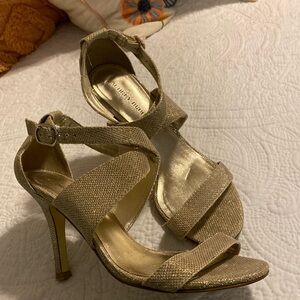 Audrey Brooke size 8 gold/champagne heels